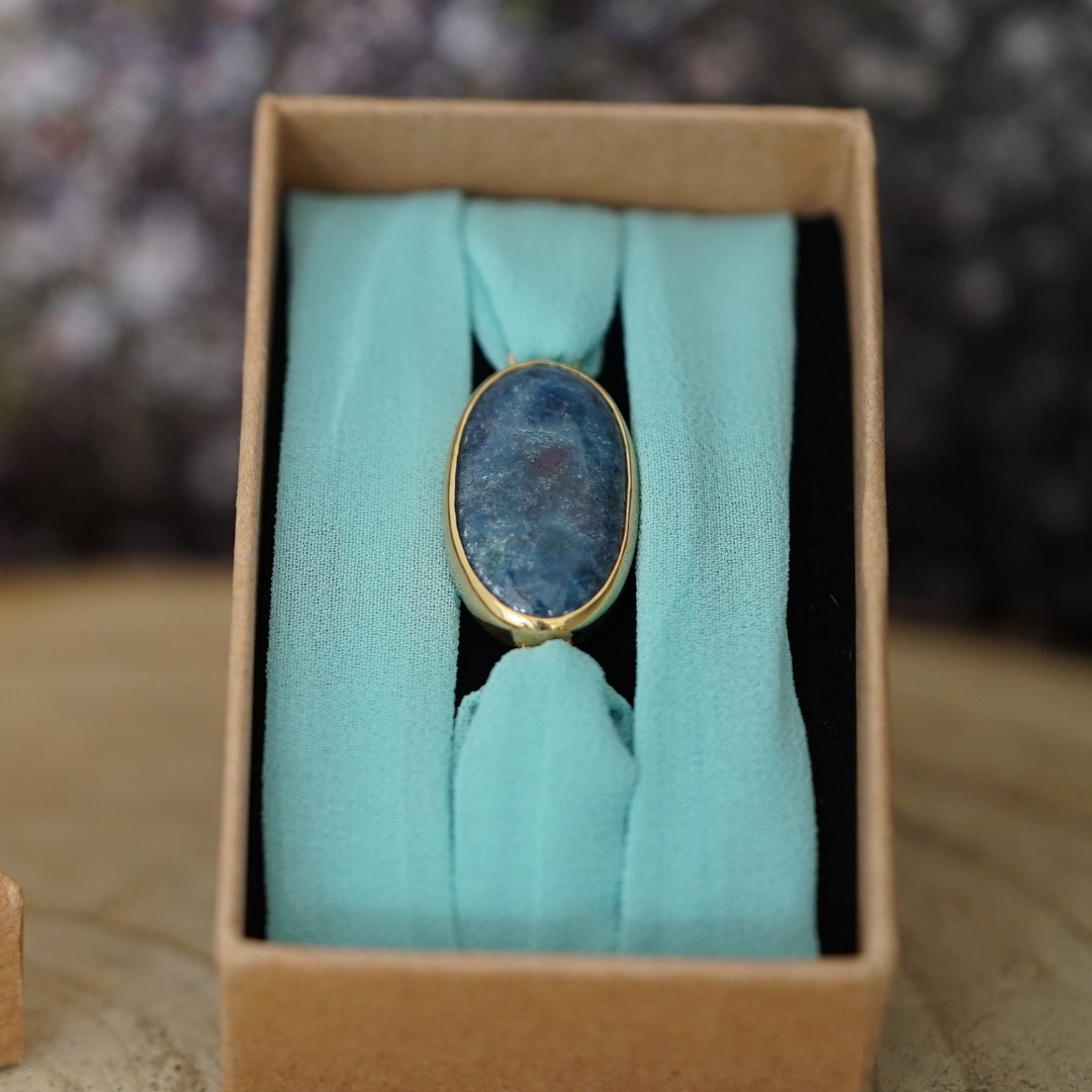 Maria Rubi Cianite — Pulseira de Pedra Natural com Cor Única