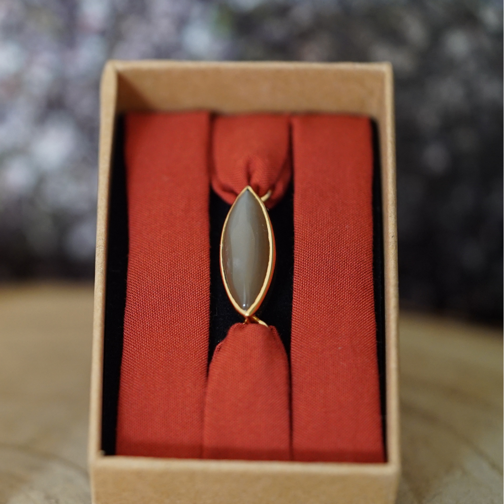 Maria Lua | Pulseira Ajustável com Pedra da Lua Natural